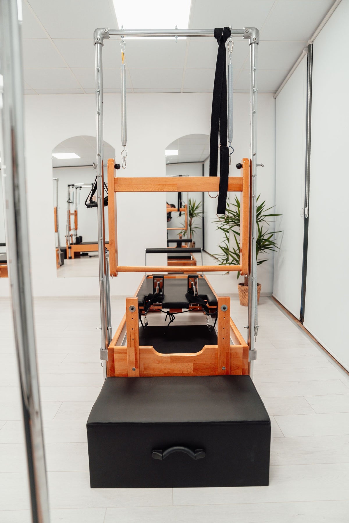 Machine de Pilates Reformer en bois dans un studio lumineux et épuré
