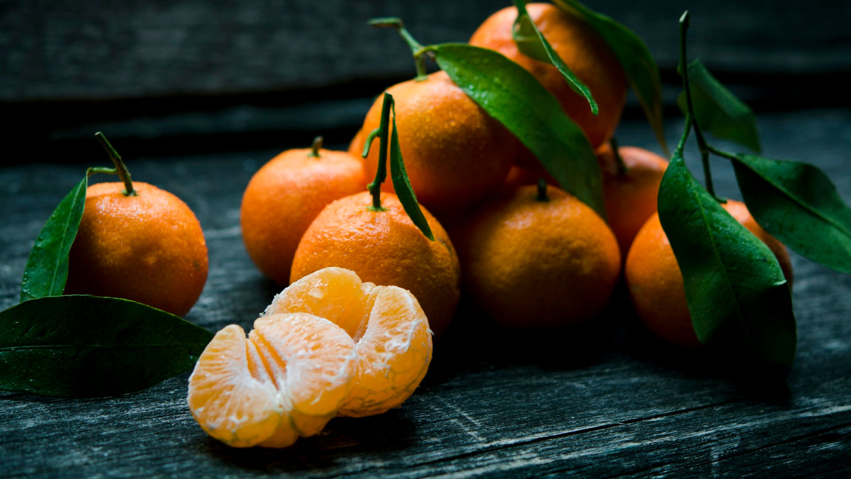 Oranges sur une table en bois
