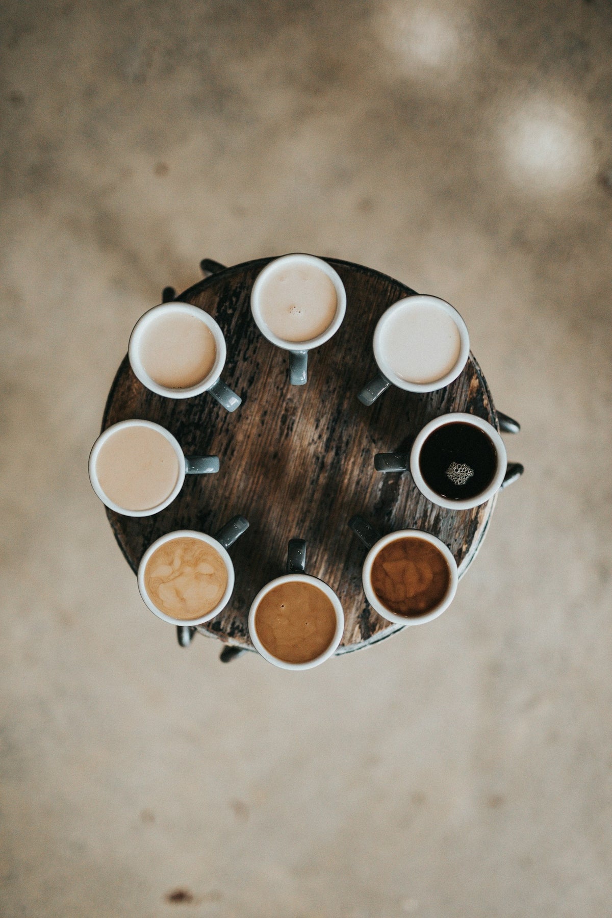 Assortiment de boissons chaudes variées présentées dans des tasses, alternatives au café
