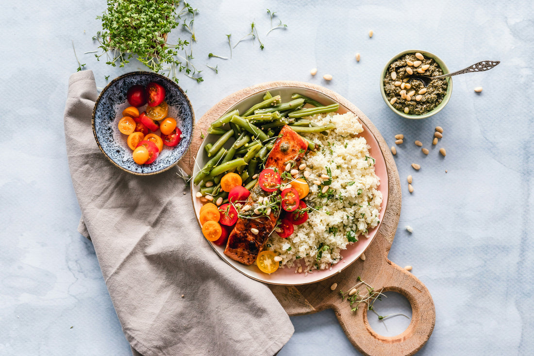 Assiette de salade composée colorée avec légumes frais, idéale avant ou après une séance de Pilates