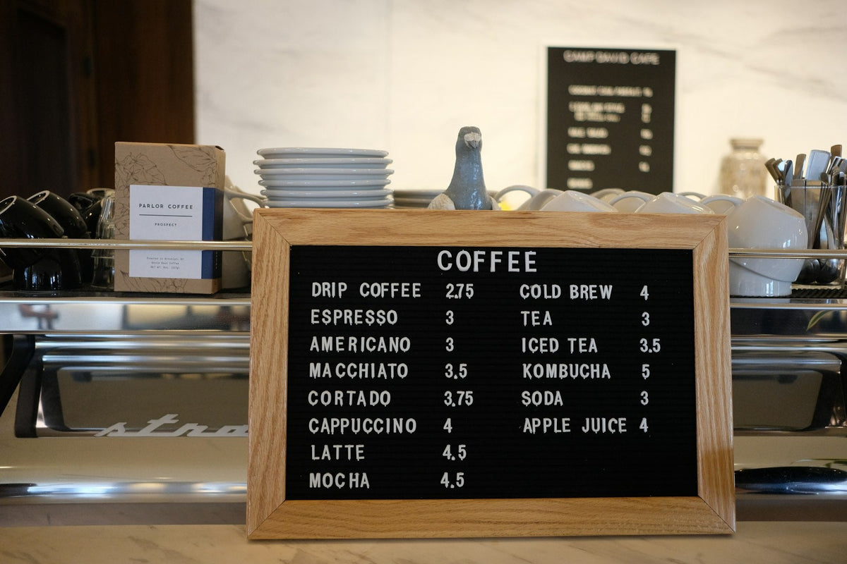 Ardoise de carte des boissons dans un café indépendant