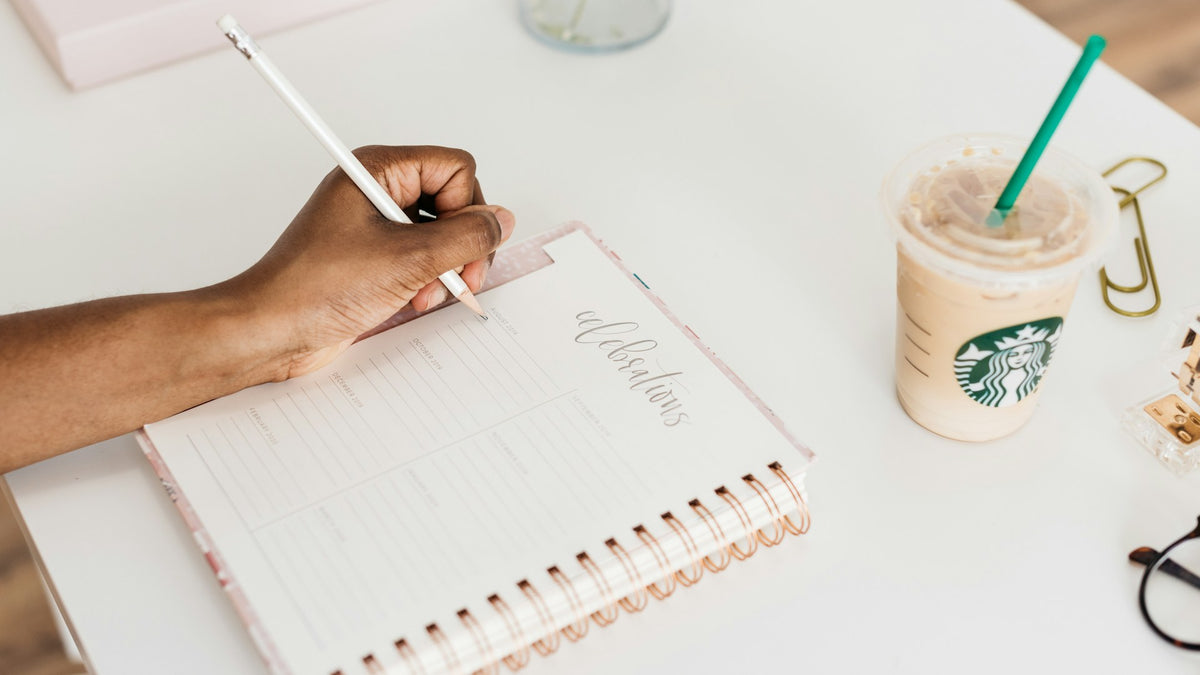 Carnet et checklist bien-être posés sur un bureau, symbole de la préparation de la rentrée