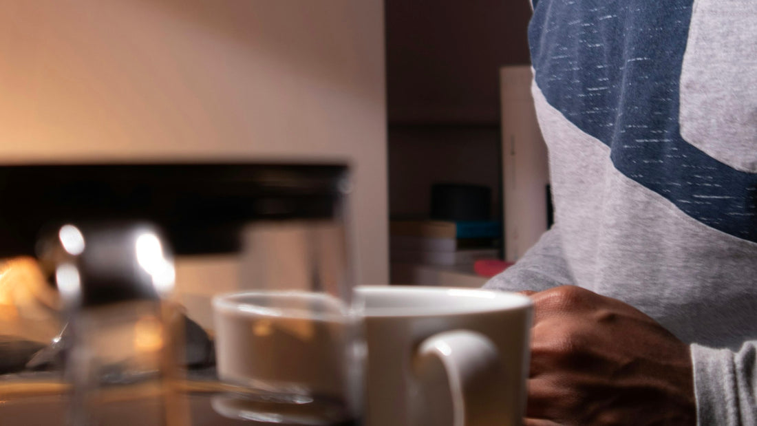 Personne concentrée devant son ordinateur, illustrant l'alimentation et la concentration