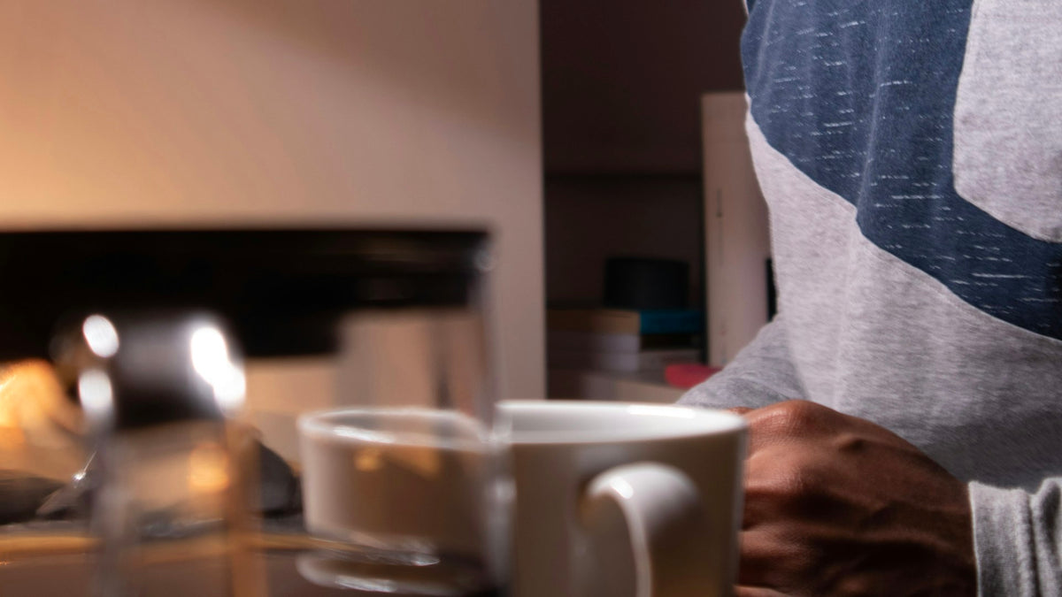 Personne concentrée devant son ordinateur, illustrant l'alimentation et la concentration