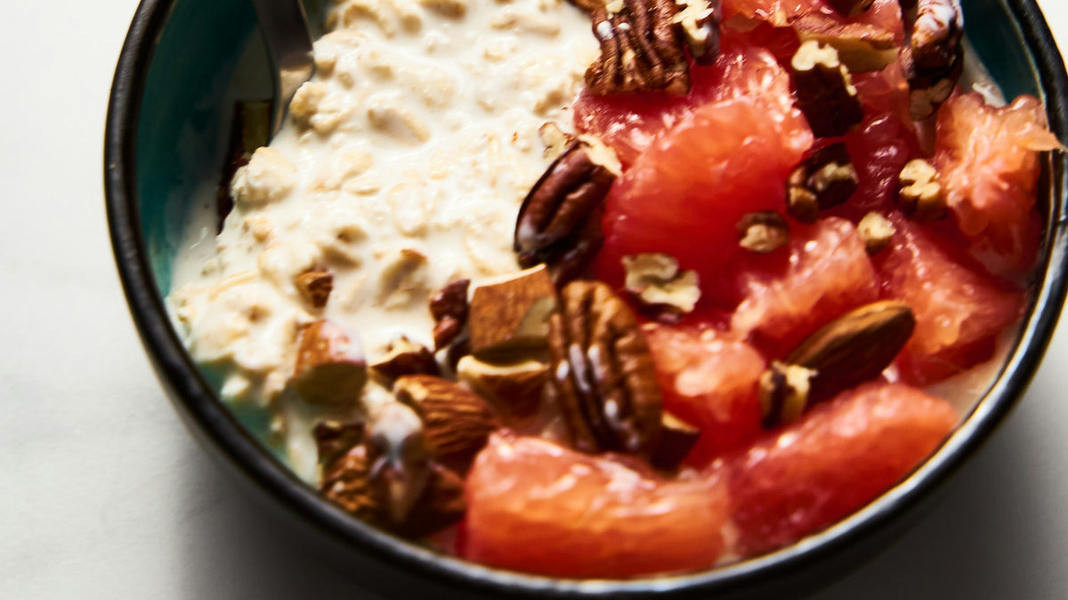 Bol de flocons d'avoine avec fruits et noix, exemple de petit-déjeuner sain et rapide