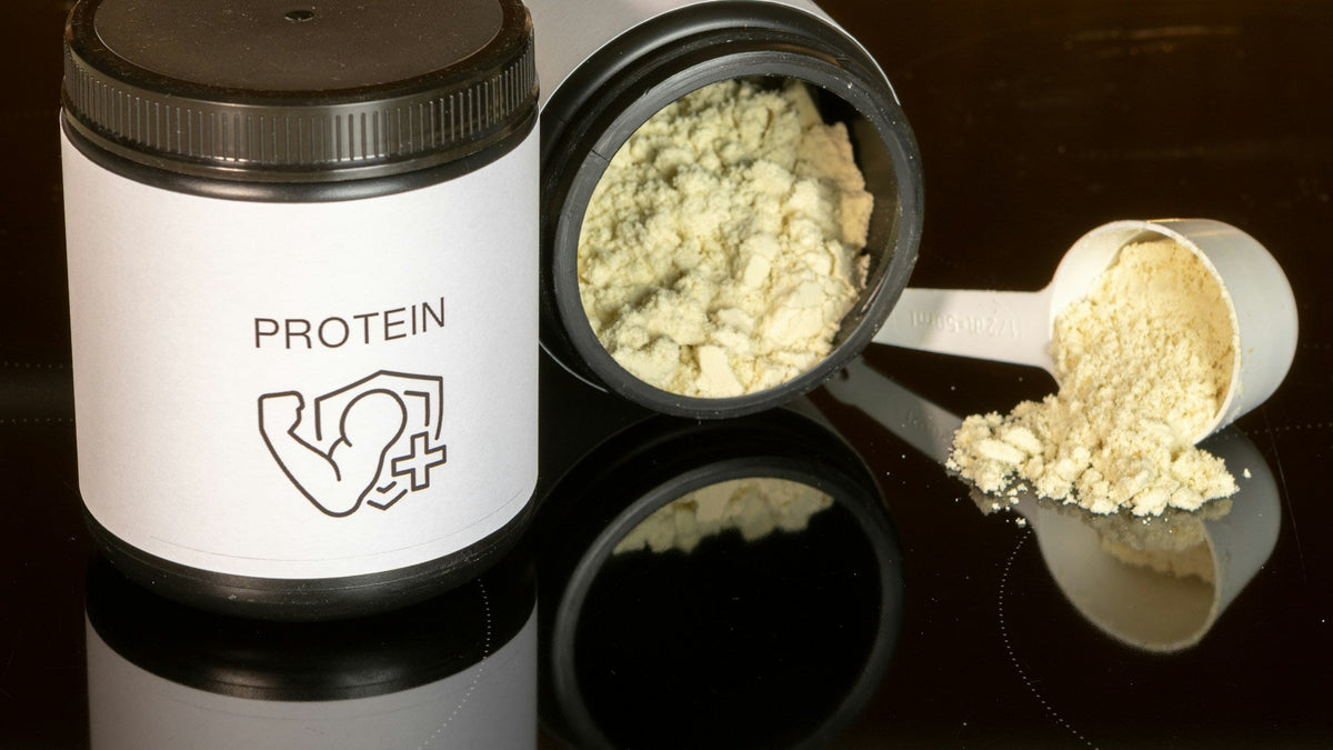 Pot de poudre d'ube violette avec une cuillère doseuse, prête à être utilisée dans une boisson bien-être