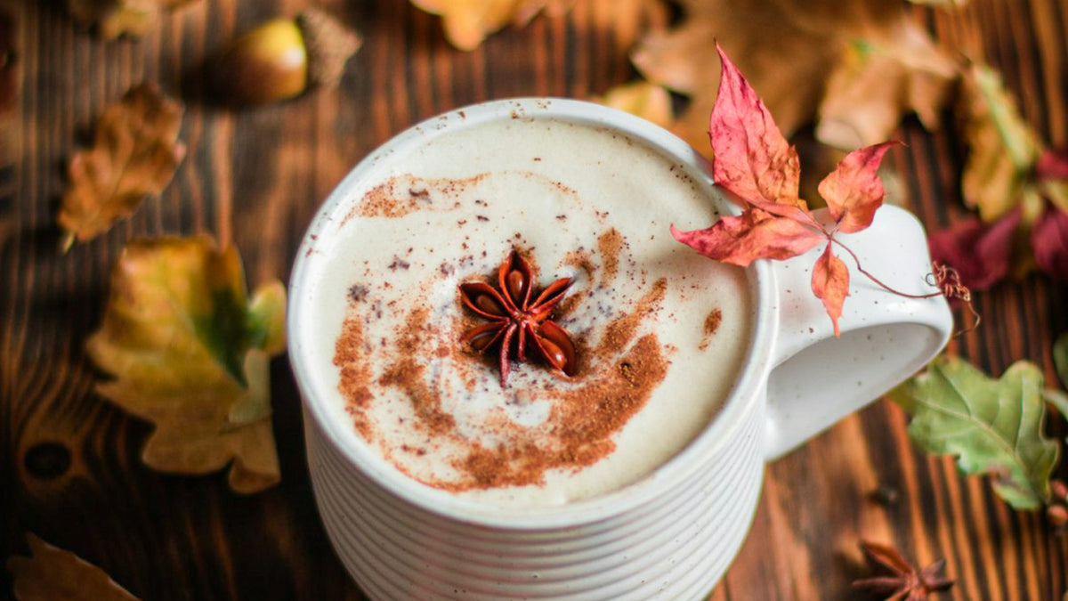 Tasse de chocolat chaud à la cannelle sur une table en bois