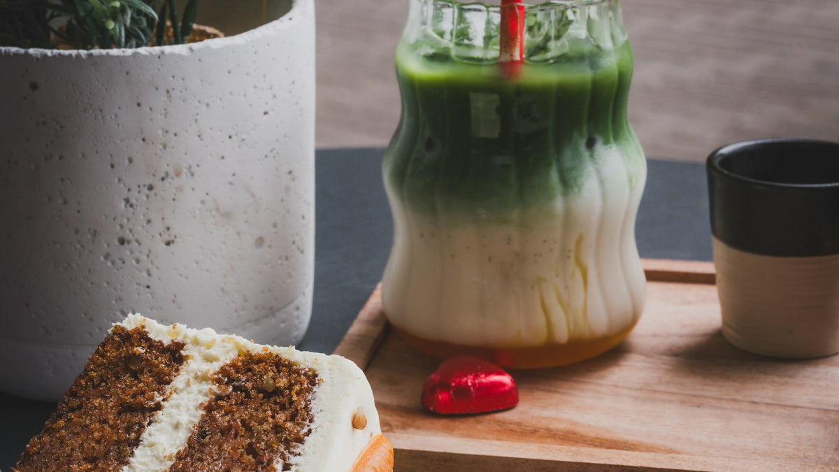Iced matcha latte, espresso tonic et espresso sur une table de café