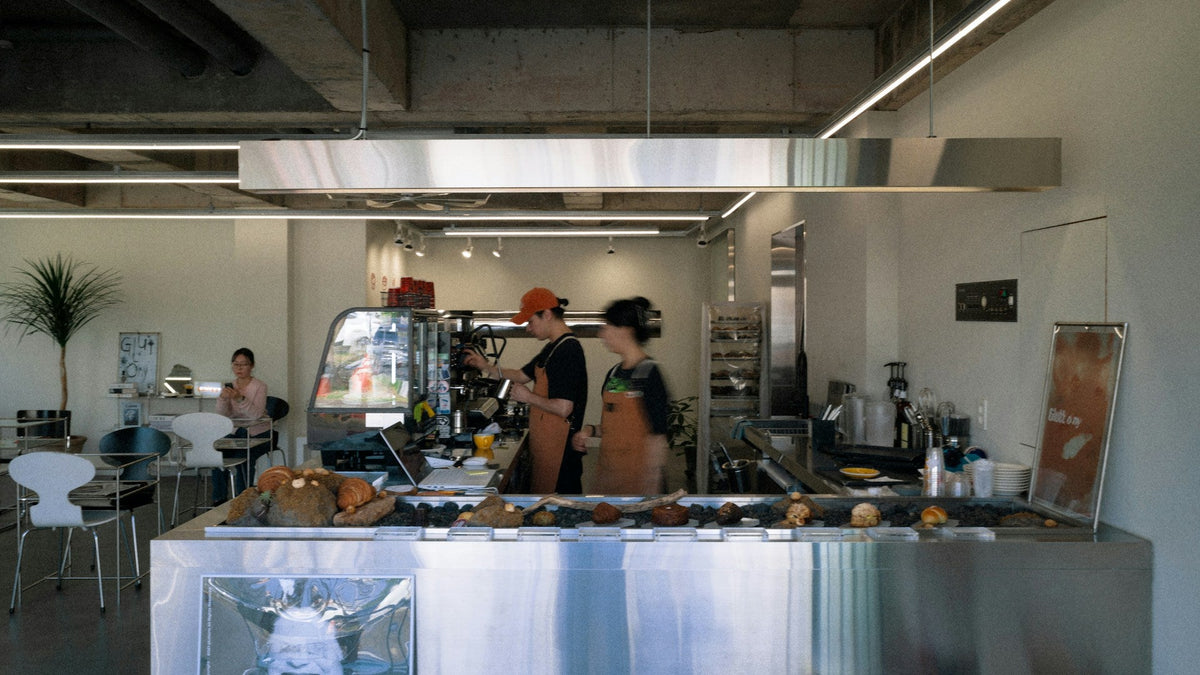 Baristas préparant des boissons derrière un comptoir de café moderne