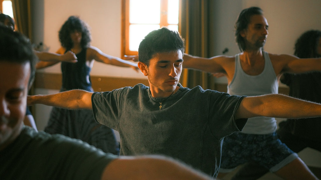 Cours de yoga en studio, plusieurs personnes pratiquant ensemble dans une salle lumineuse