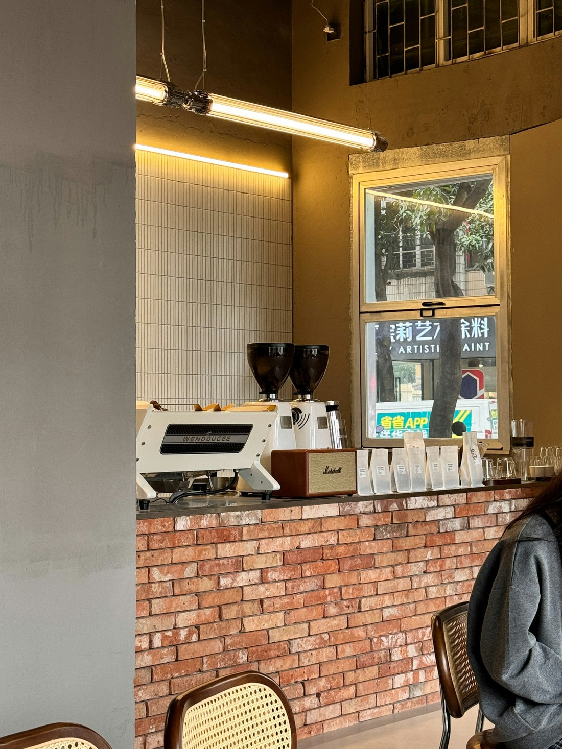Comptoir de café avec machine à espresso et mur en briques, illustration d'un nouveau café en ouverture