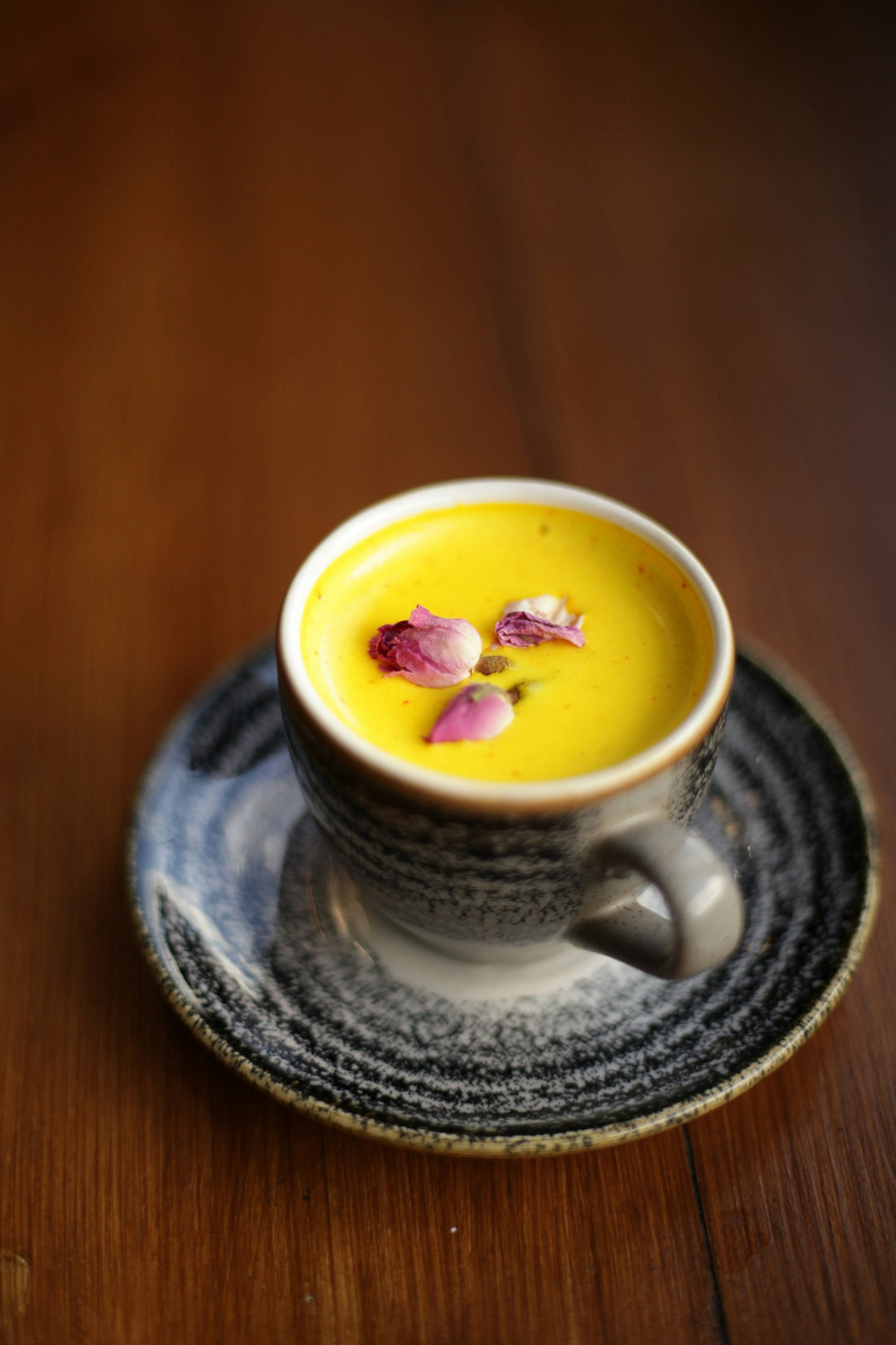 Golden latte au curcuma dans une tasse en céramique, exemple de latte healthy à préparer chez soi