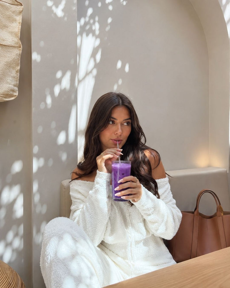 Jeune femme qui boit un verre d'ube Vyta Oya Vegan