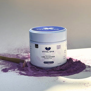 Pot de poudre d'ube Vytal Oya Original sur un lit de poudre d'ube violette.
