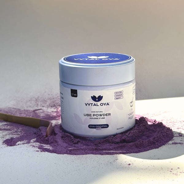 Pot de poudre d'ube Vytal Oya Original sur un lit de poudre d'ube violette.